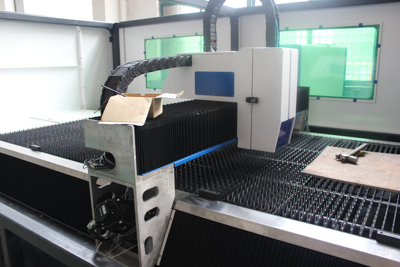 IPG 700w машина за лазерно рязане на листов метал Китай Производител